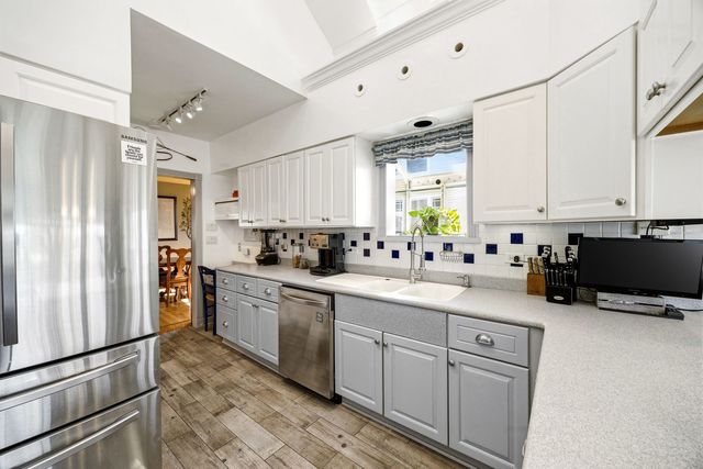 6883 W Hobart Avenue, Chicago, IL 60631