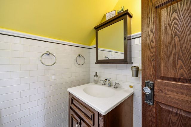 6883 W Hobart Avenue, Chicago, IL 60631