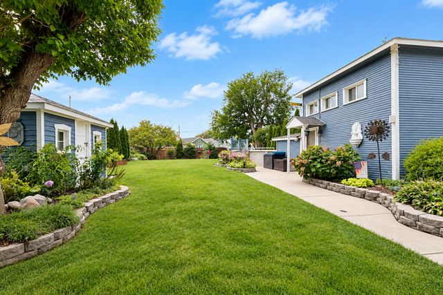 6883 W Hobart Avenue, Chicago, IL 60631