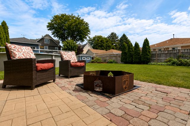 6883 W Hobart Avenue, Chicago, IL 60631