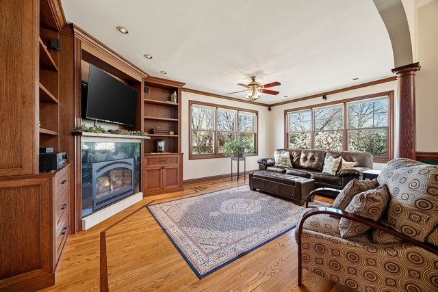 6883 W Hobart Avenue, Chicago, IL 60631