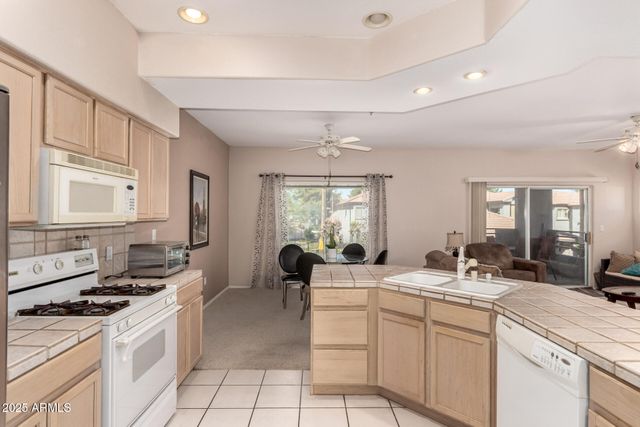 7401 W ARROWHEAD CLUBHOUSE Drive 2041, Glendale, AZ 85308