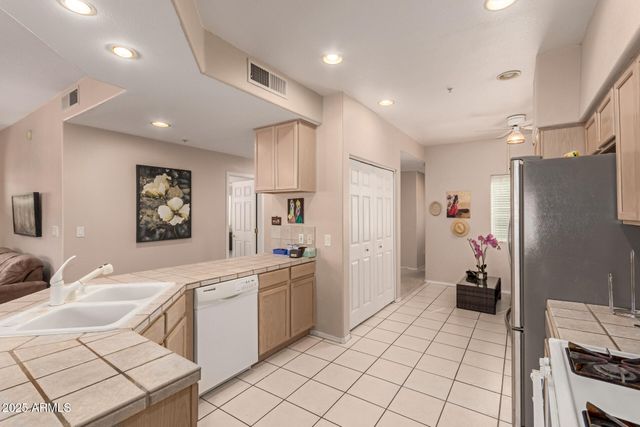 7401 W ARROWHEAD CLUBHOUSE Drive 2041, Glendale, AZ 85308