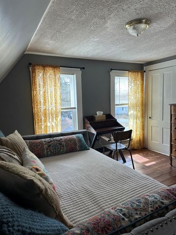 8 Main Street, Raymond, NH 03077
