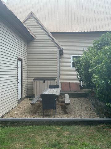 8 Main Street, Raymond, NH 03077