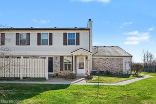 1516 S Dover Hill S, Walled Lake, MI 48390