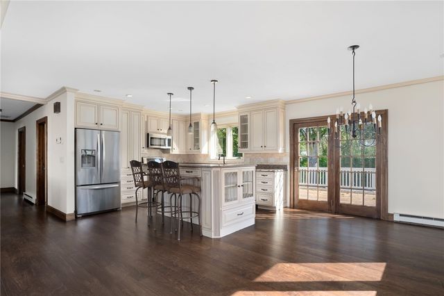 11 Renfrew Avenue, Middletown, RI 02842