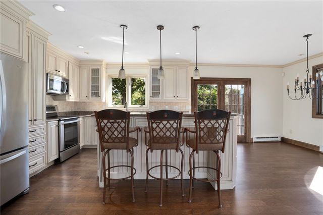 11 Renfrew Avenue, Middletown, RI 02842