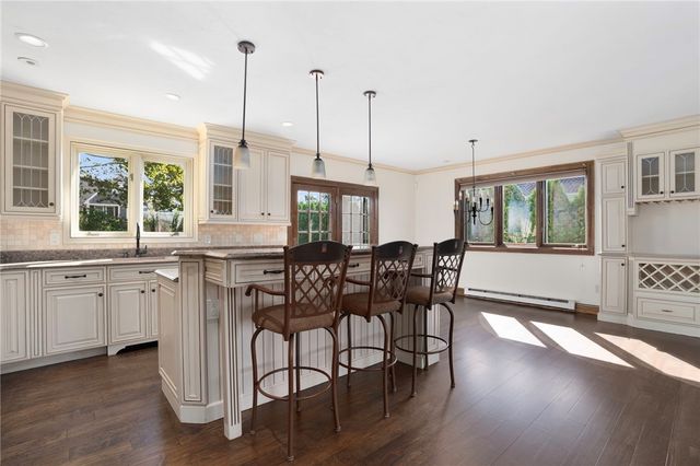 11 Renfrew Avenue, Middletown, RI 02842