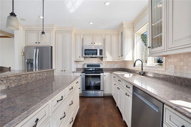 11 Renfrew Avenue, Middletown, RI 02842