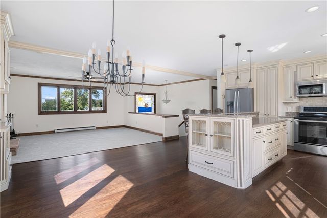 11 Renfrew Avenue, Middletown, RI 02842