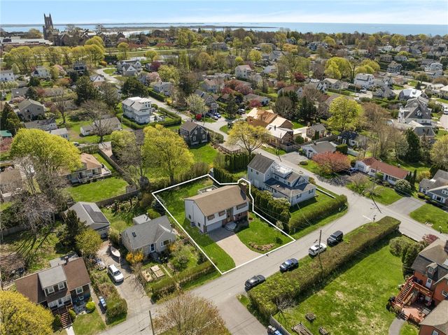 11 Renfrew Avenue, Middletown, RI 02842