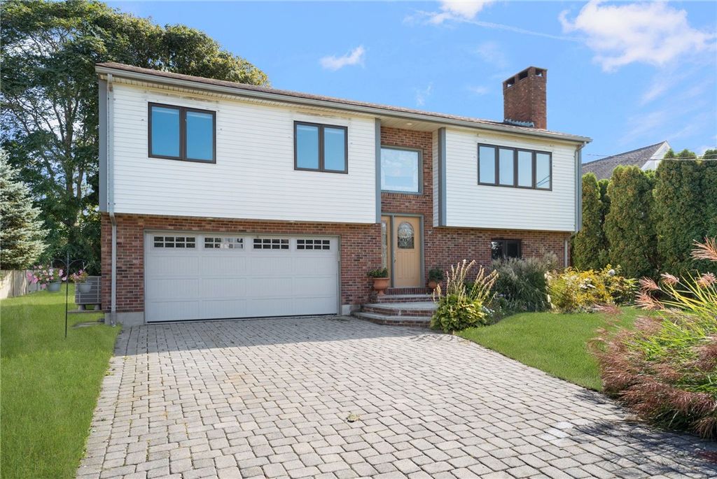 11 Renfrew Avenue, Middletown, RI 02842
