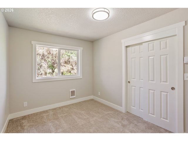 13574 Jason Lee Dr, Oregon City, OR 97045