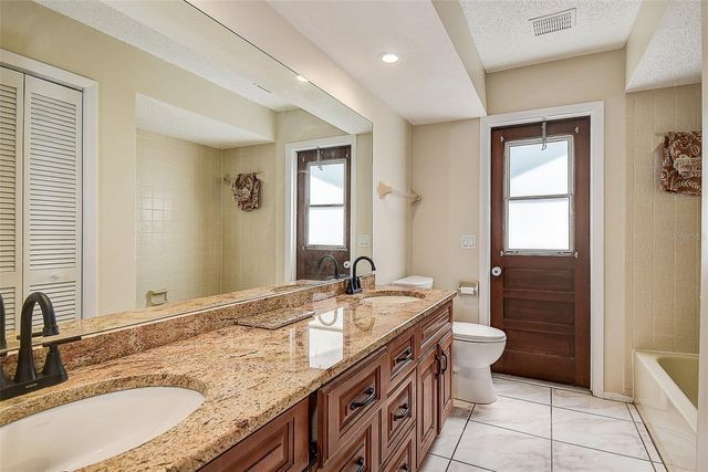 2876 LAKE VALENCIA BOULEVARD E, Palm Harbor, FL 34684
