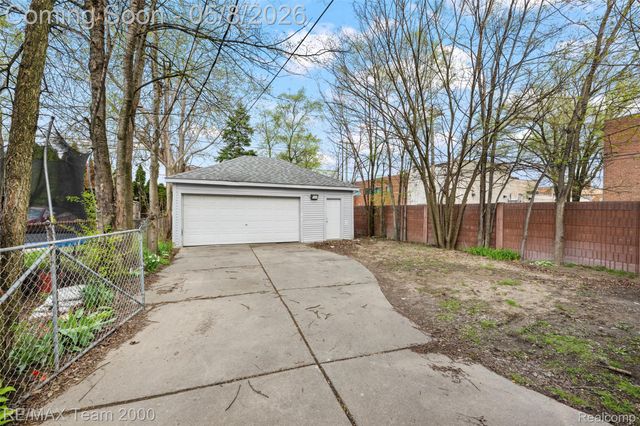 7121 Pinehurst Street, Dearborn, MI 48126