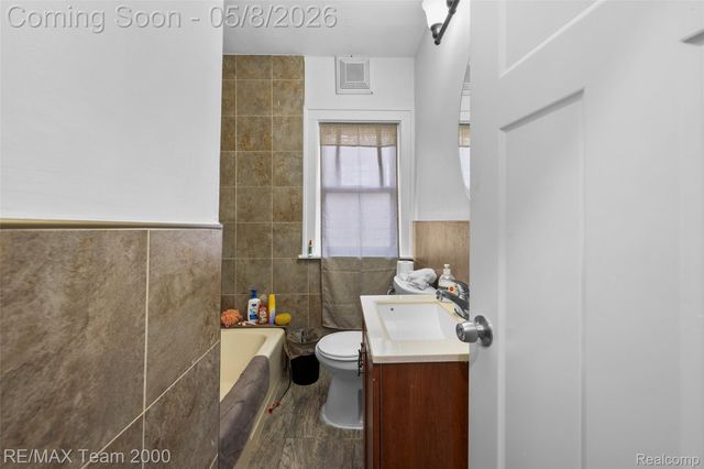 7121 Pinehurst Street, Dearborn, MI 48126