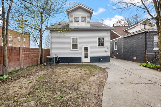 7121 Pinehurst Street, Dearborn, MI 48126
