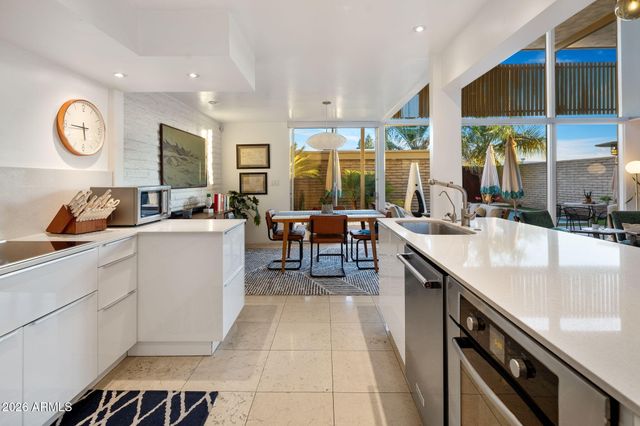 1677 E MARYLAND Avenue, Phoenix, AZ 85016