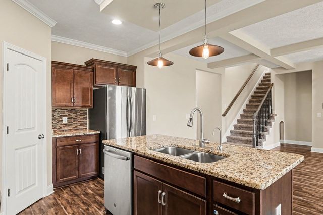 928 Talon Hills Dr, Clarksville, TN 37040