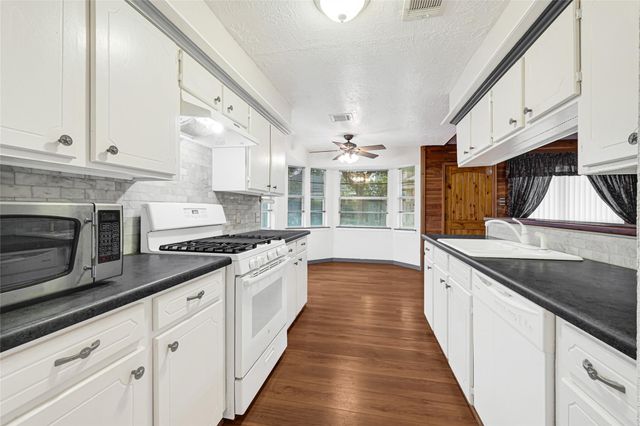 10406 Rocky Hollow Road, La Porte, TX 77571