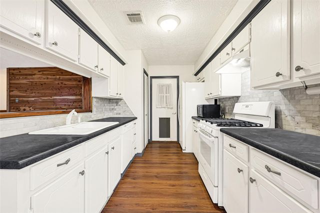 10406 Rocky Hollow Road, La Porte, TX 77571