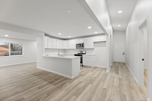 864 W 5th St, Stockton, CA 95206