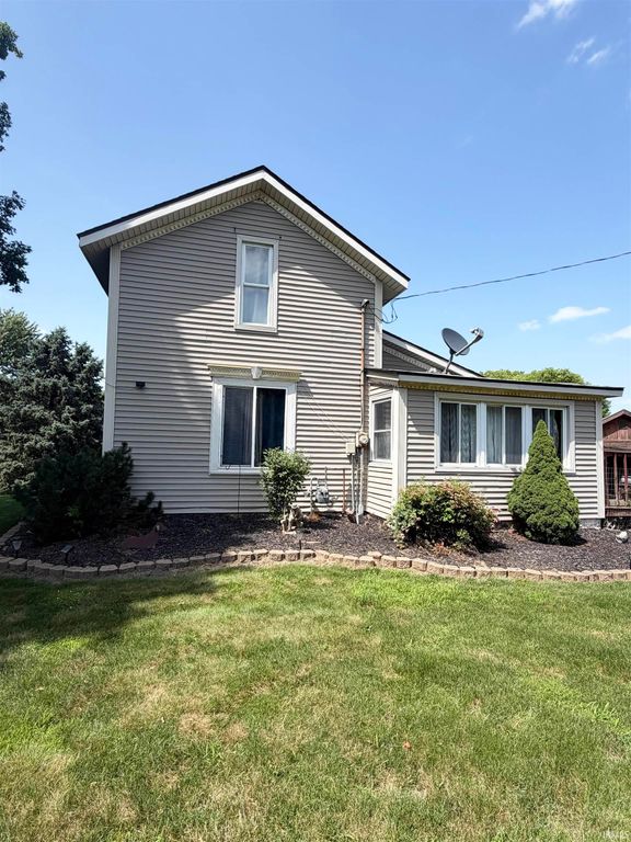 1988 N Queen Road, Walkerton, IN 46574