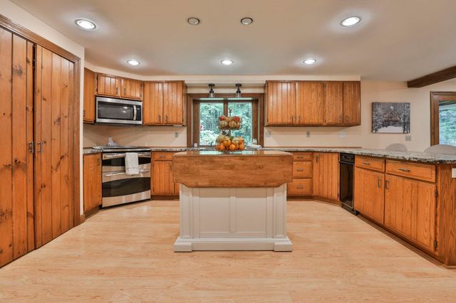 24 Cricket Hill Drive, Amherst, NH 03031