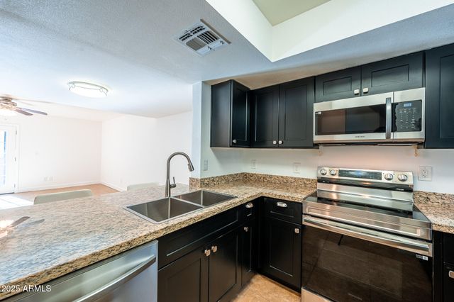 1601 W SUNNYSIDE Drive 127, Phoenix, AZ 85029