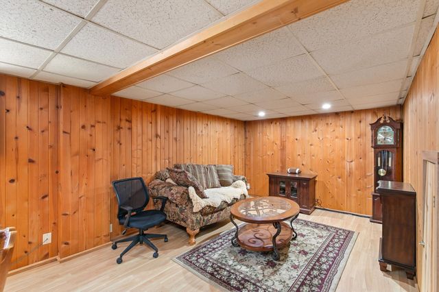 8401 Horton Avenue, Urbandale, IA 50322