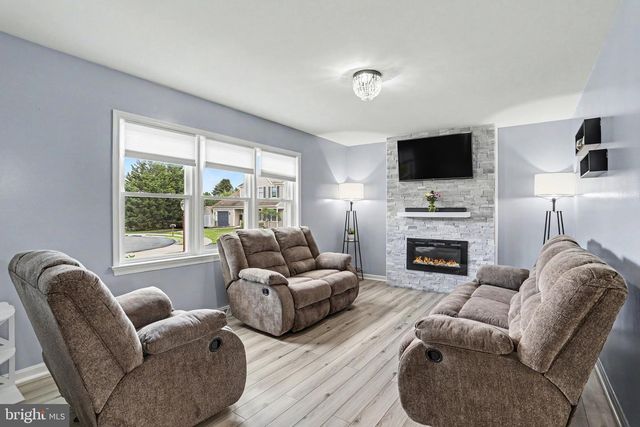 330 DOGWOOD LN, New Holland, PA 17557