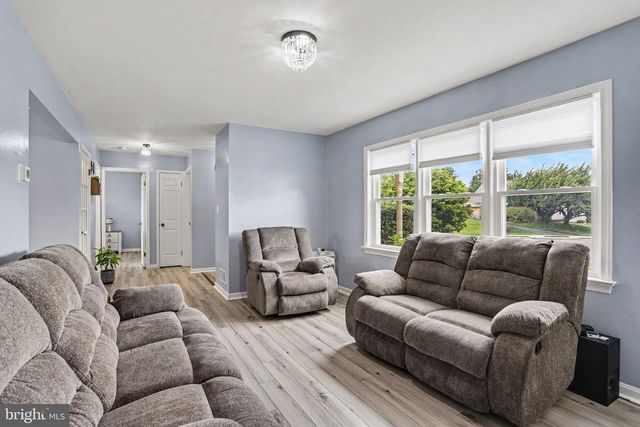 330 DOGWOOD LN, New Holland, PA 17557