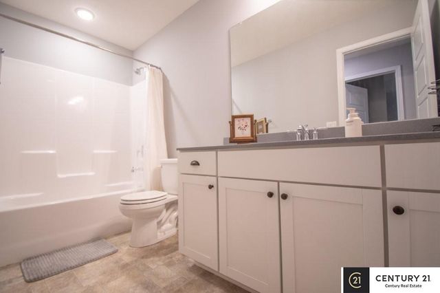 10433 S 110th Street, Papillion, NE 68046