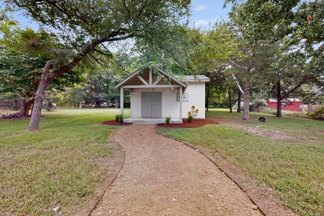 715 Kiowa Drive E, Gainesville, TX 76240