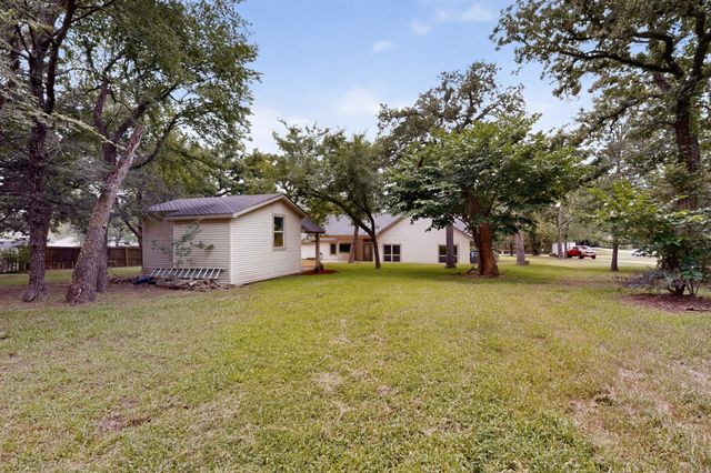715 Kiowa Drive E, Gainesville, TX 76240