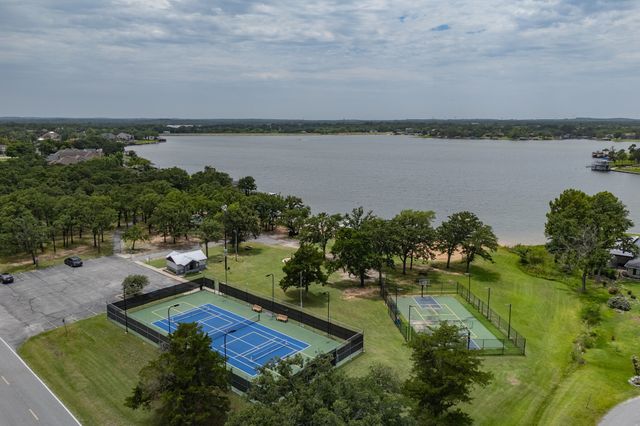 715 Kiowa Drive E, Gainesville, TX 76240