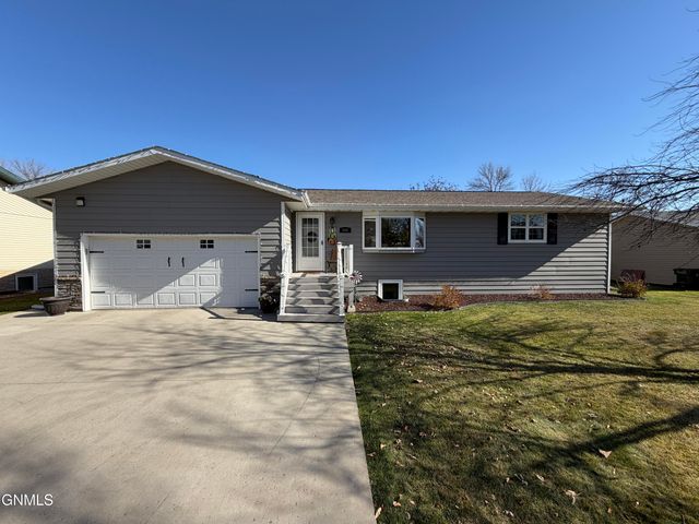 304 7th Avenue NW, Hazen, ND 58545 property photo