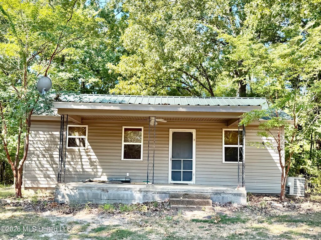 8 County Road 531, Como, MS 38619 — exterior