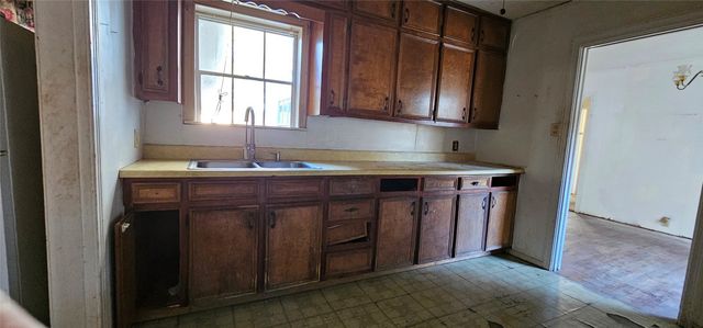 1028 E Walnut Street, Hillsboro, TX 76645