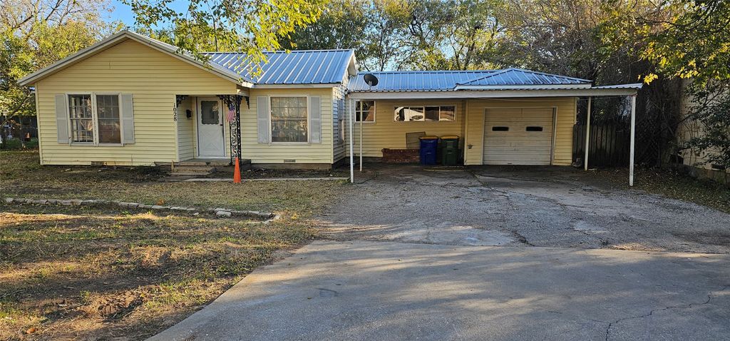1028 E Walnut Street, Hillsboro, TX 76645