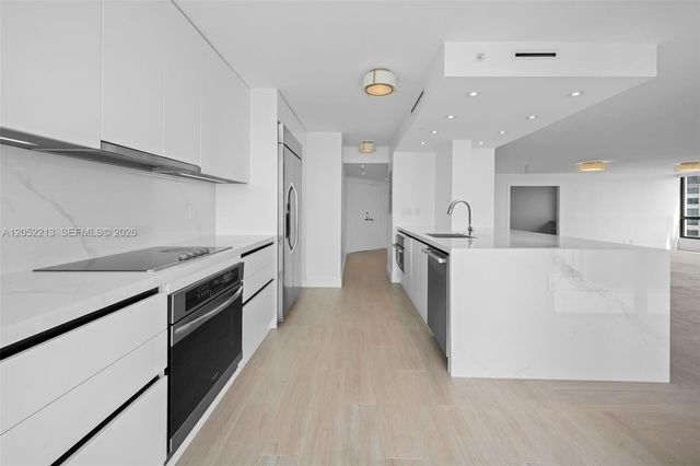 520 Brickell Key Dr A1206, Miami, FL 33131