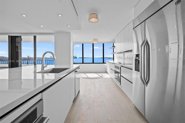 520 Brickell Key Dr A1206, Miami, FL 33131