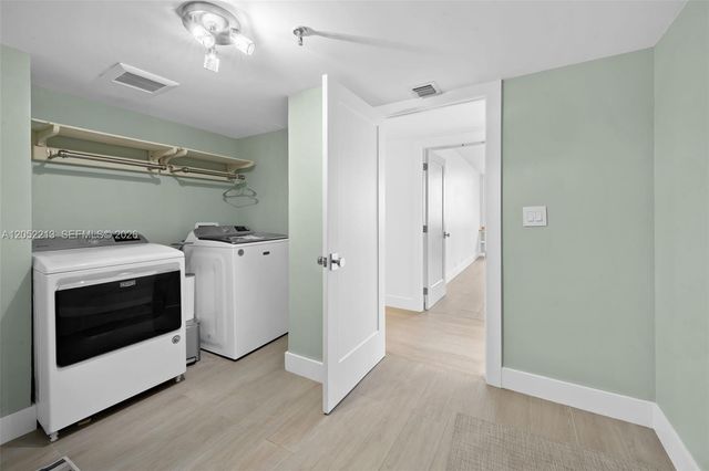 520 Brickell Key Dr A1206, Miami, FL 33131