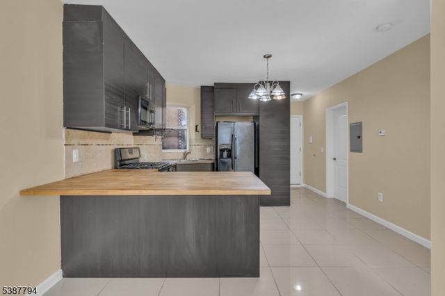 183 Thorne St, Jersey City, NJ 07307
