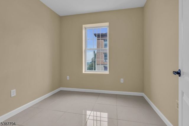 183 Thorne St, Jersey City, NJ 07307
