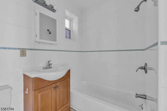 183 Thorne St, Jersey City, NJ 07307