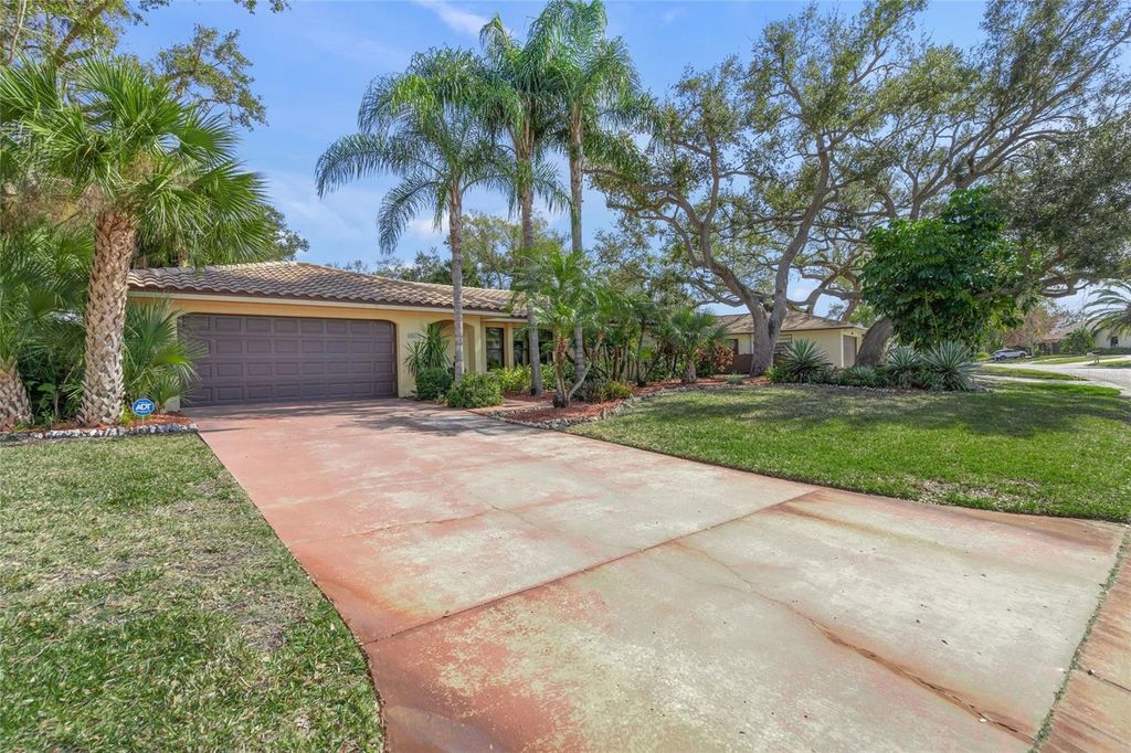 Image 2 of property listing at 4049 SOUTHWELL WAY, Sarasota, FL 34241