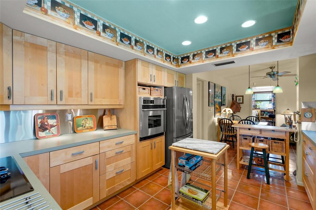 Image 12 of property listing at 4049 SOUTHWELL WAY, Sarasota, FL 34241