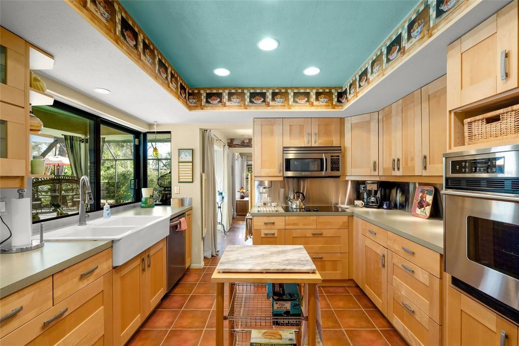 Image 13 of property listing at 4049 SOUTHWELL WAY, Sarasota, FL 34241